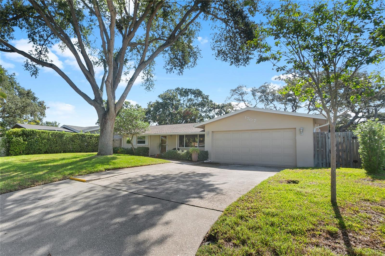 Single Family Residence in CLEARWATER, FL - Daniel Dourado
