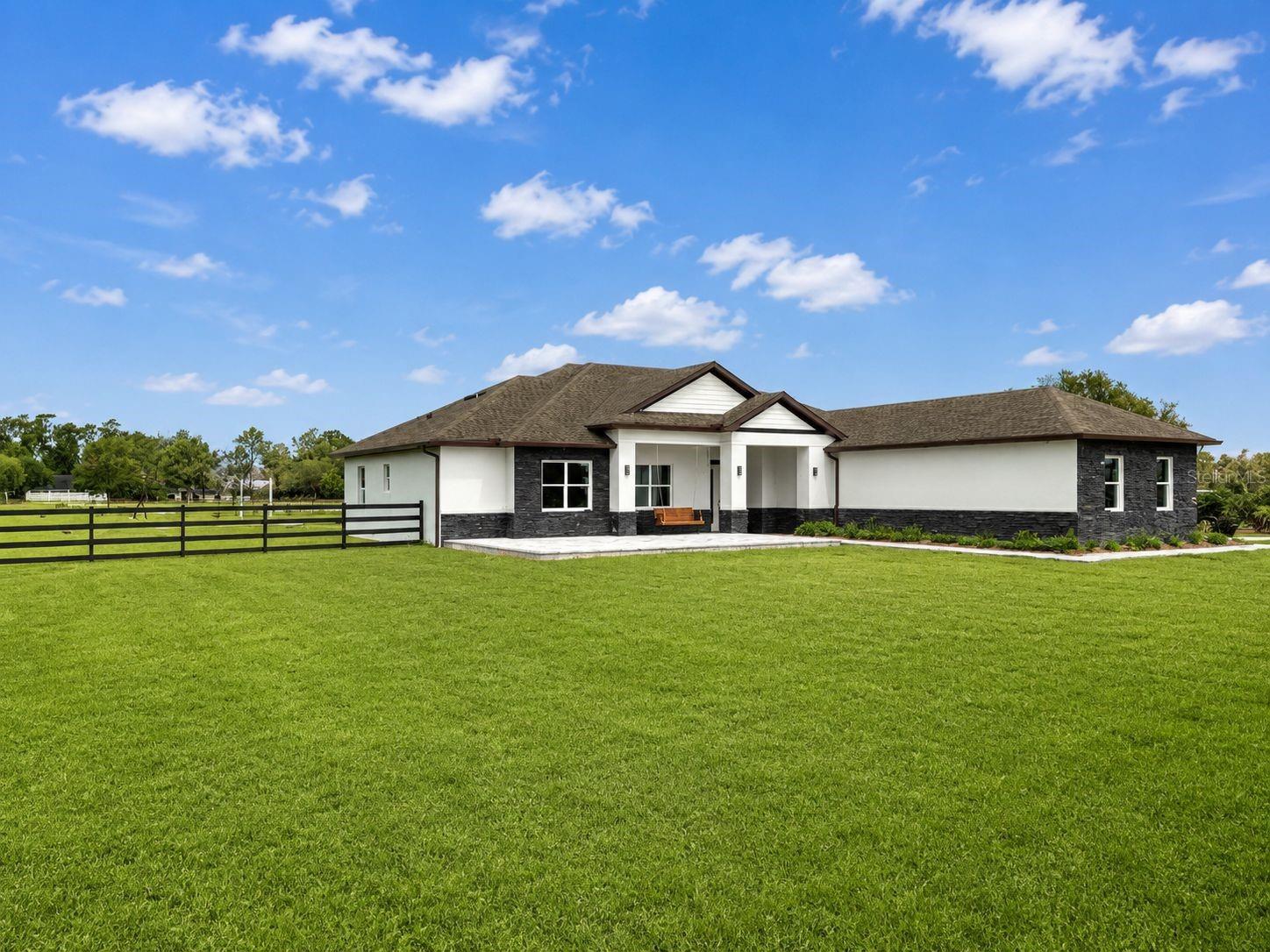 Single Family Residence in TAVARES, FL - Daniel Dourado