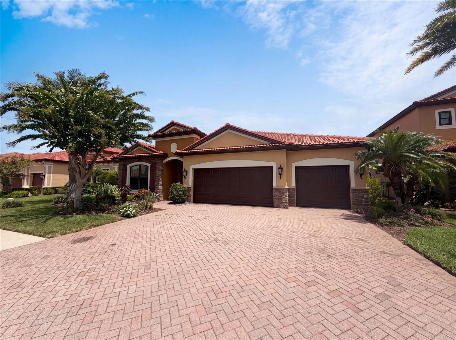 Single Family Residence in PALM HARBOR, FL - Daniel Dourado