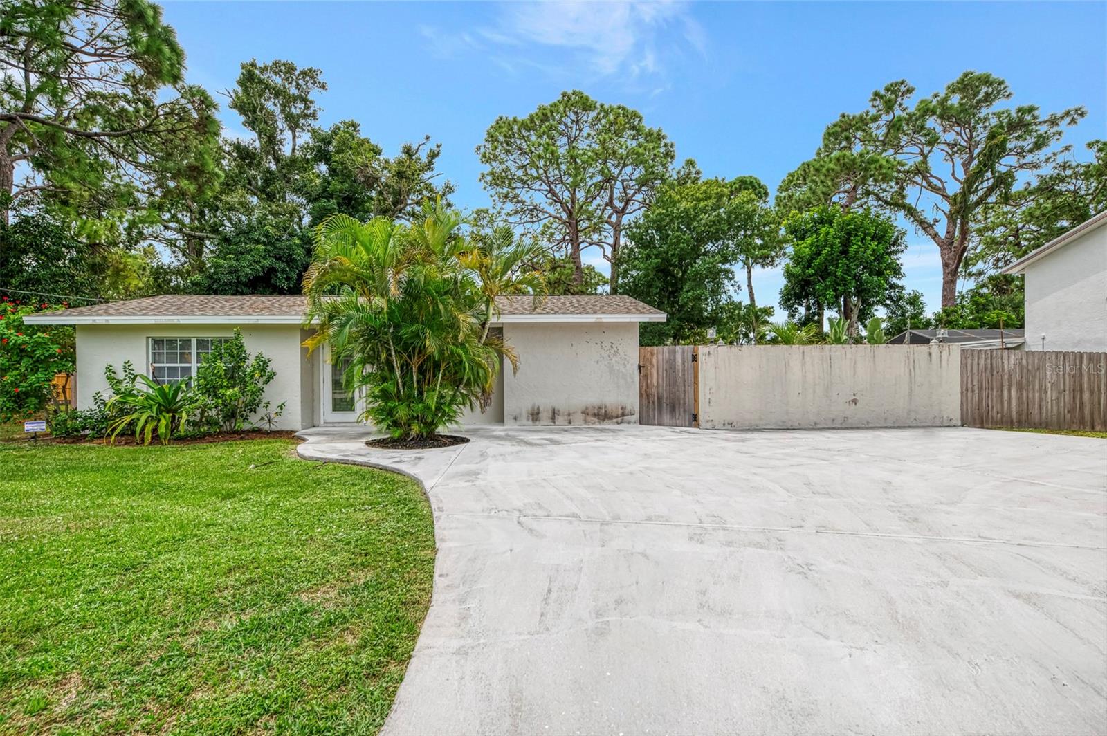 Single Family Residence in SARASOTA, FL - Daniel Dourado