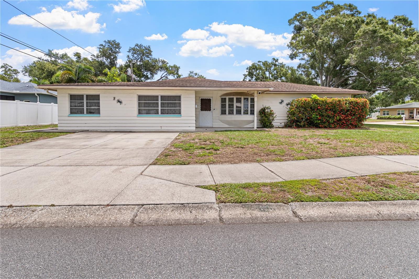 Single Family Residence em ST PETERSBURG, FL - Daniel Dourado
