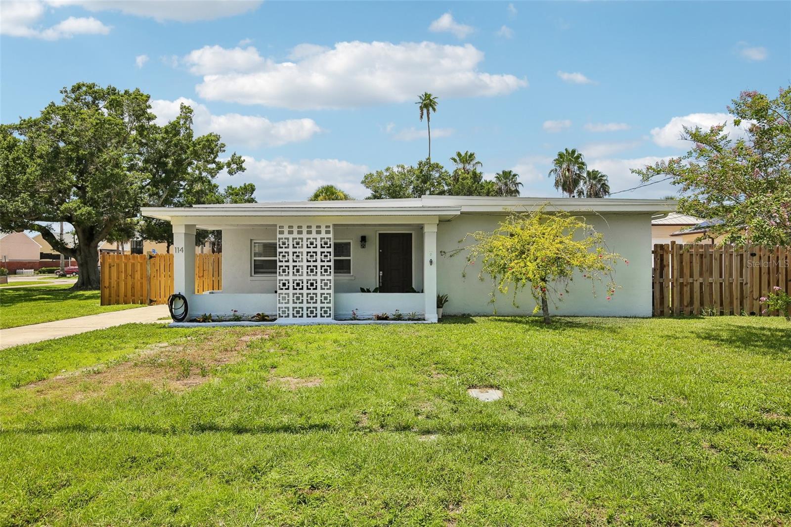 Single Family Residence in LARGO, FL - Daniel Dourado