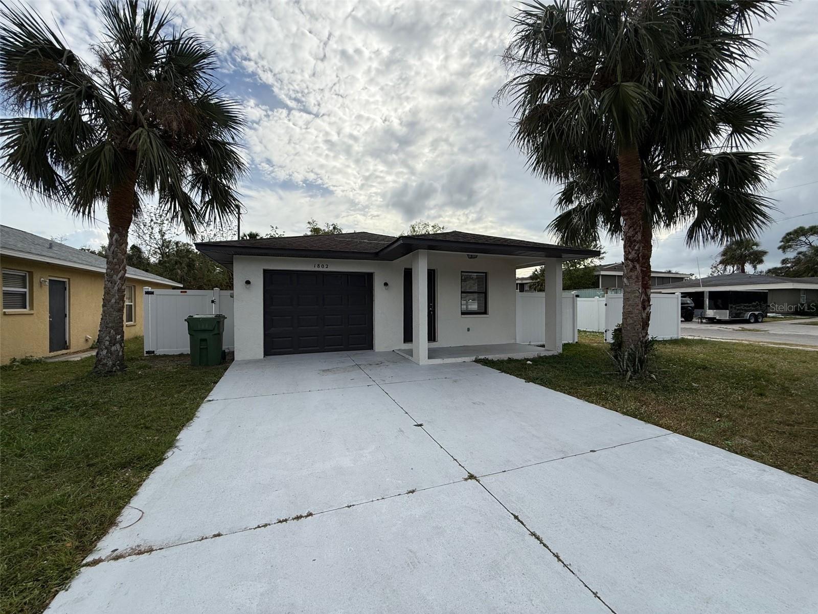 Single Family Residence in BRADENTON, FL - Daniel Dourado