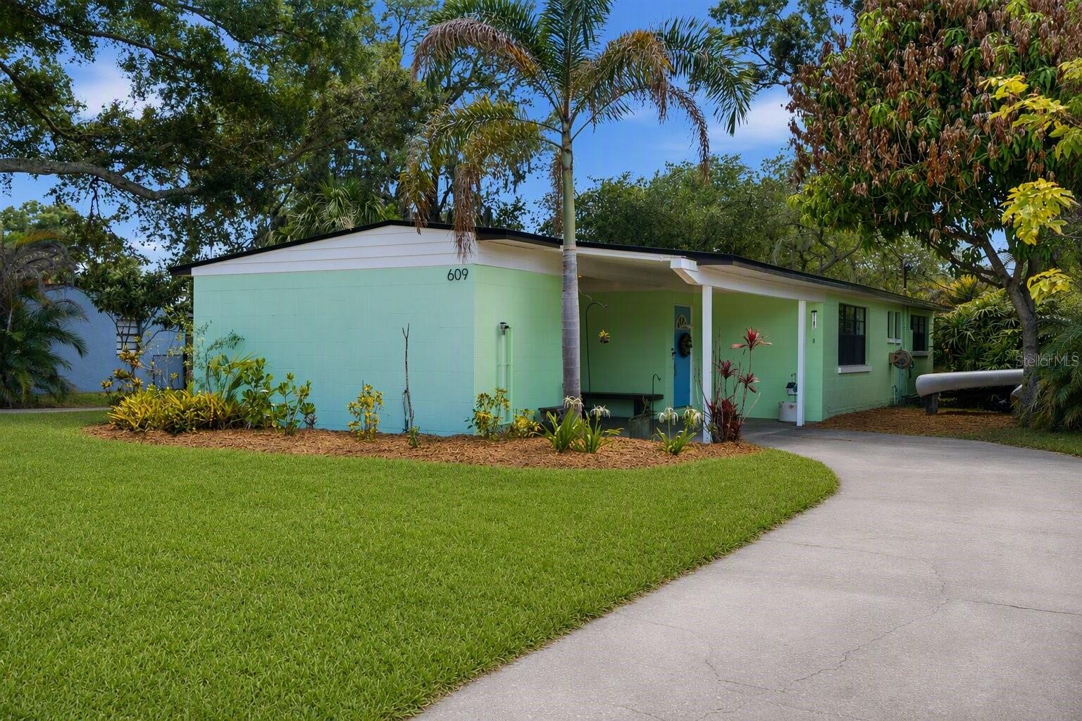 Single Family Residence in TEMPLE TERRACE, FL - Daniel Dourado