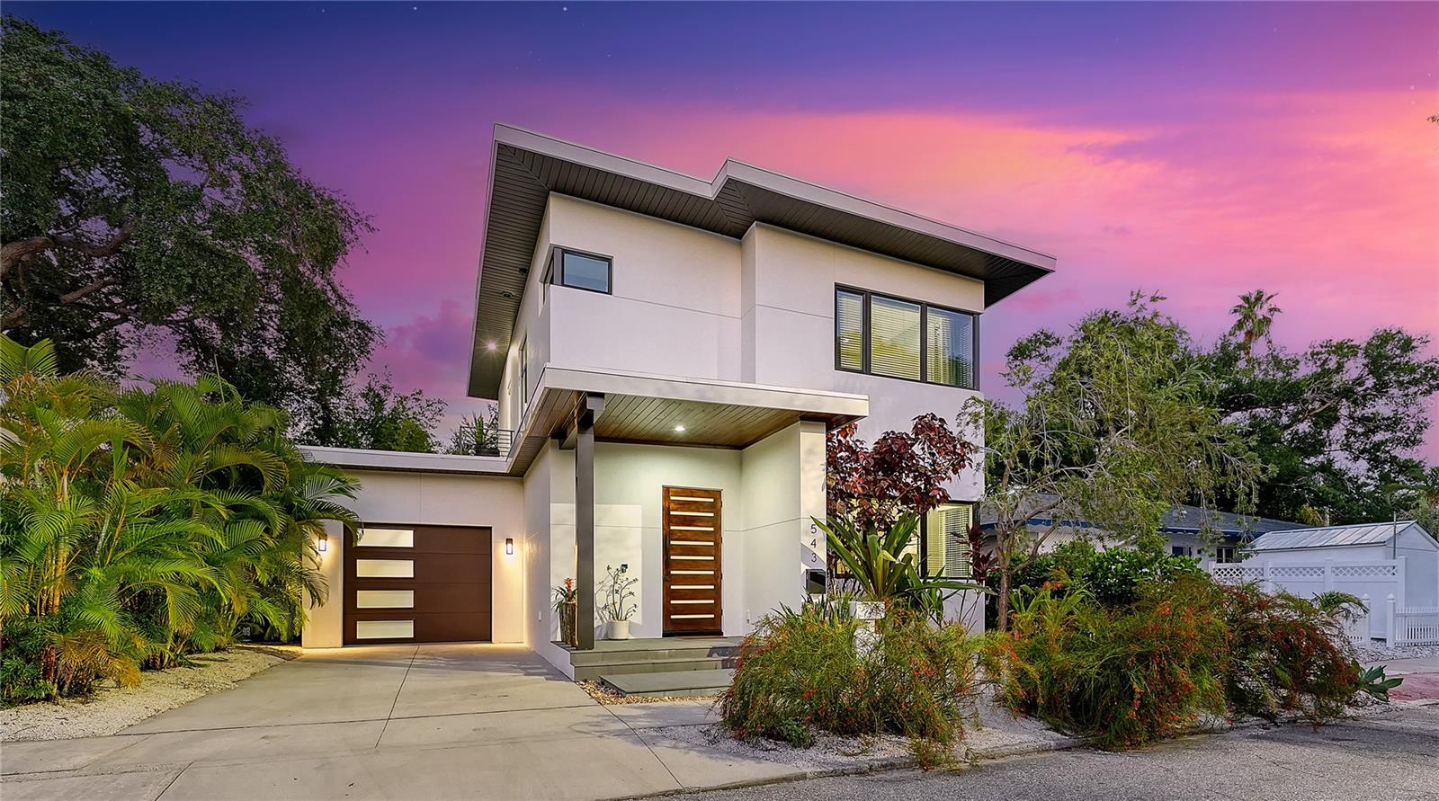 Single Family Residence in SARASOTA, FL - Daniel Dourado
