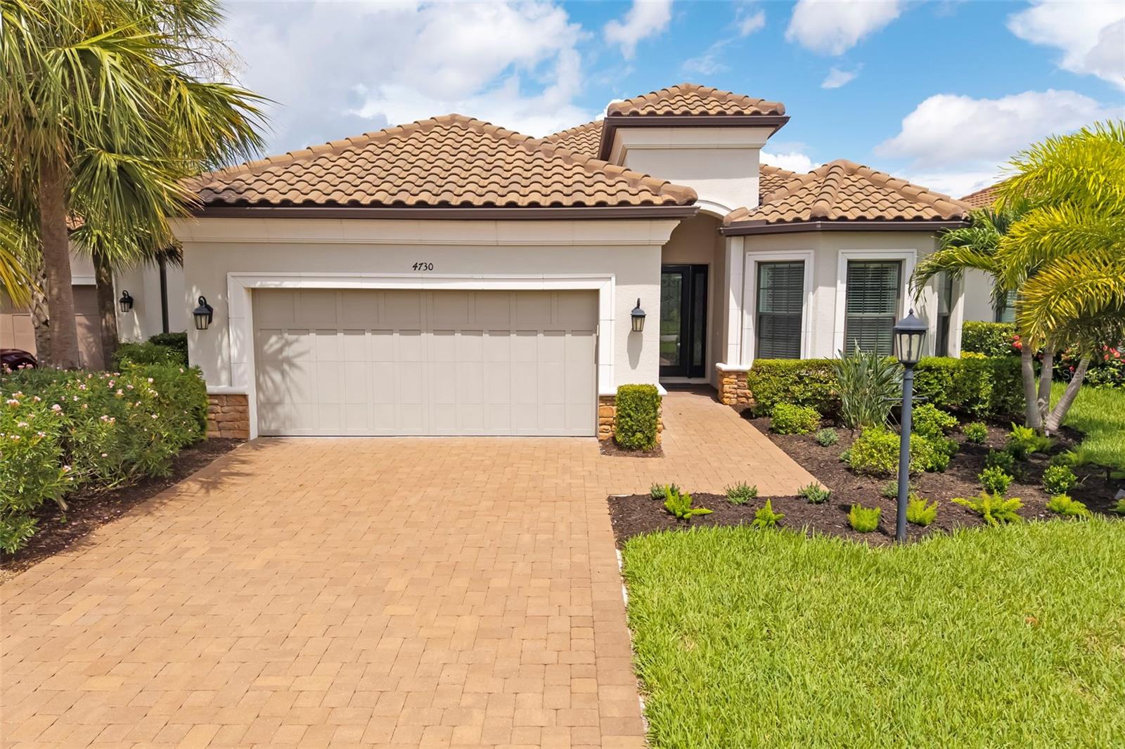 Single Family Residence in BRADENTON, FL - Daniel Dourado