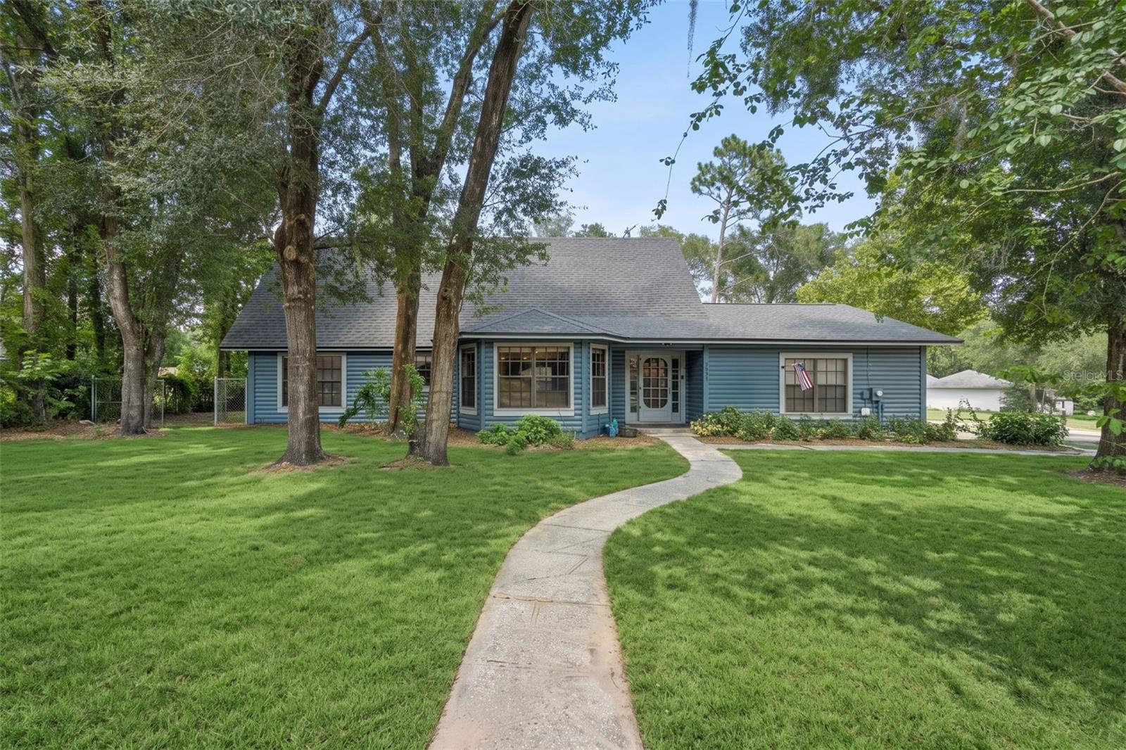 Single Family Residence in SORRENTO, FL - Daniel Dourado