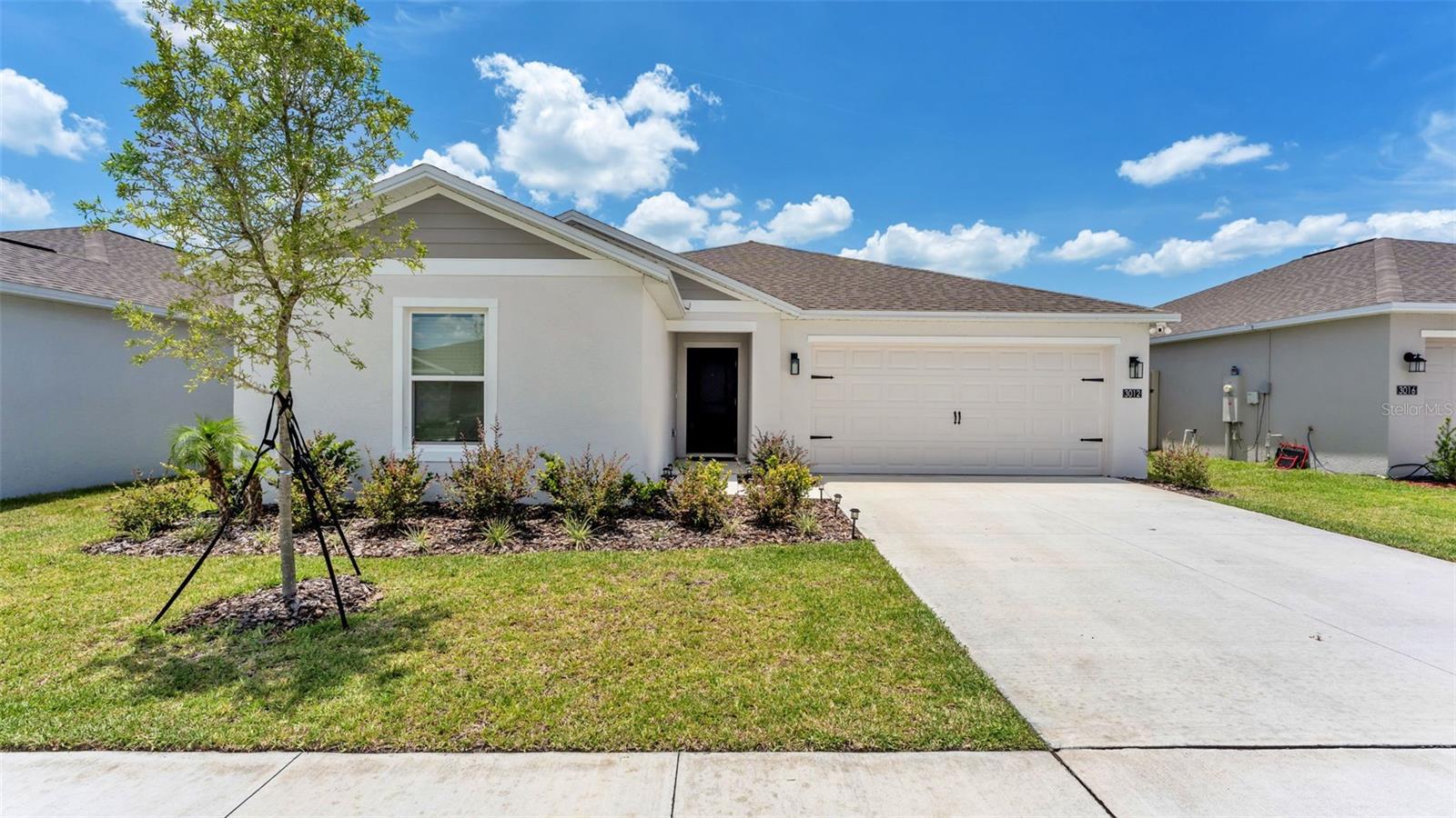 Single Family Residence in EAGLE LAKE, FL - Daniel Dourado