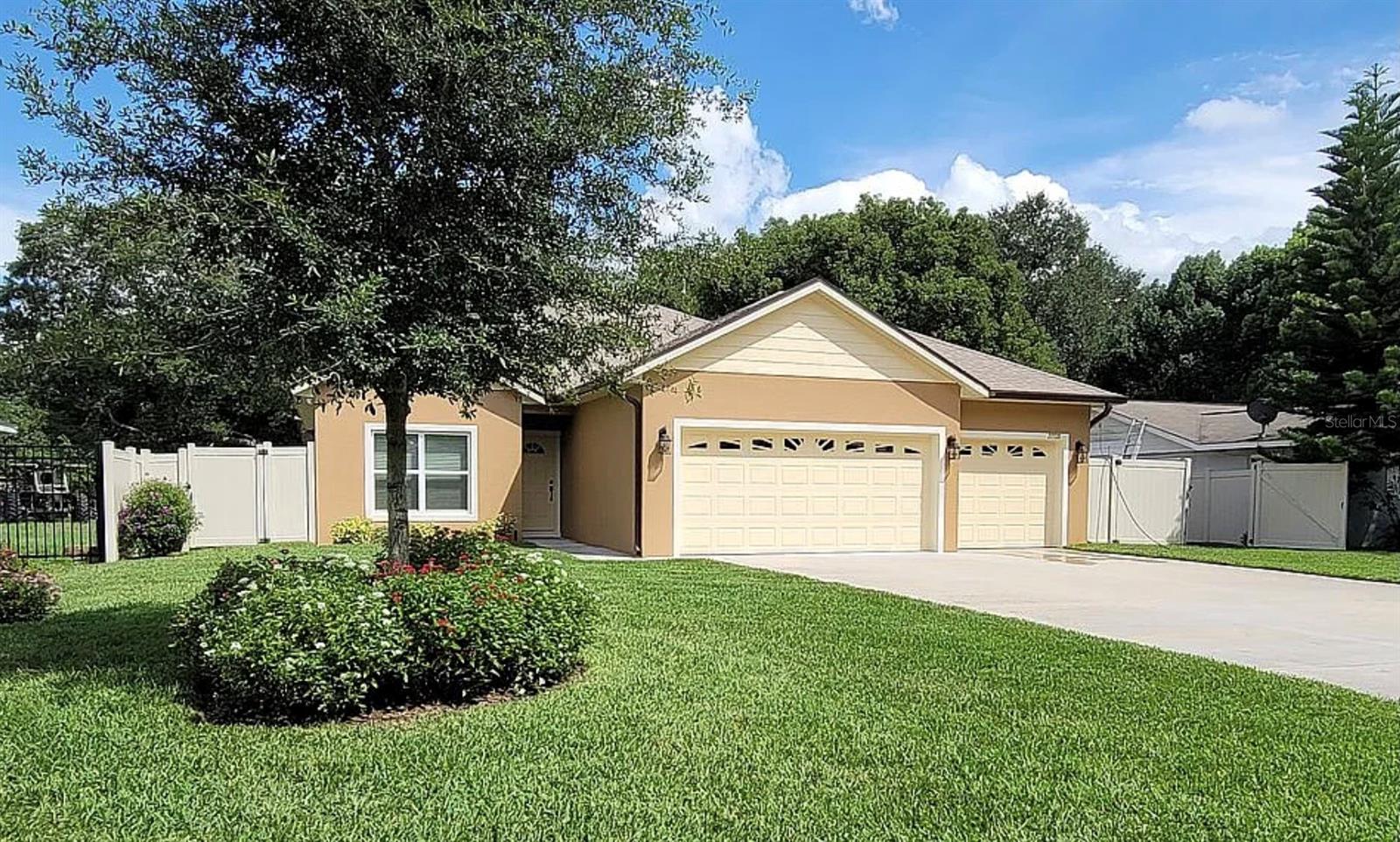 Single Family Residence in TAVARES, FL - Daniel Dourado