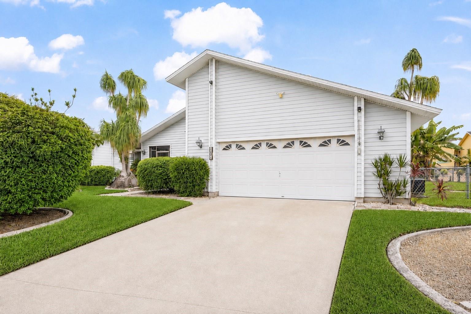 Single Family Residence in CAPE CORAL, FL - Daniel Dourado