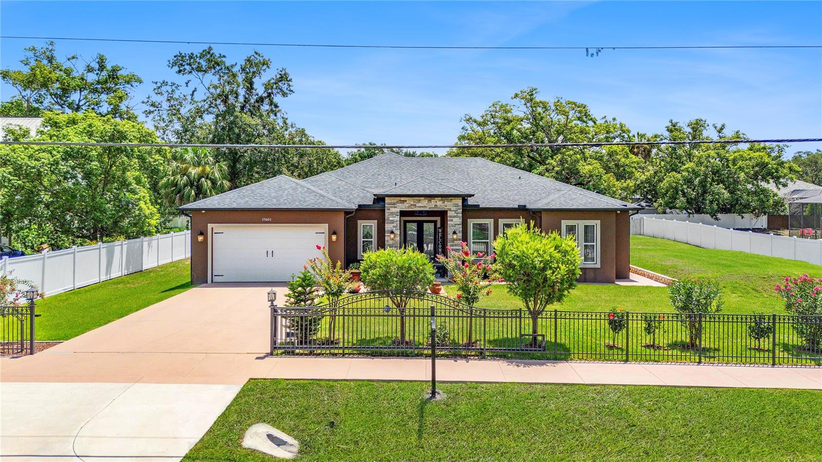 Single Family Residence in LUTZ, FL - Daniel Dourado