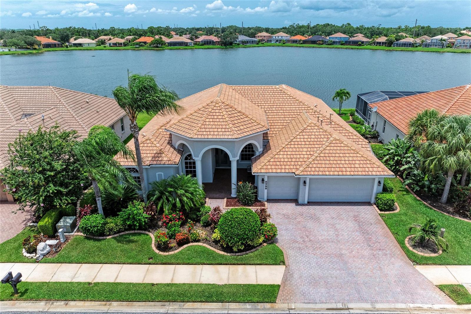 Single Family Residence in BRADENTON, FL - Daniel Dourado