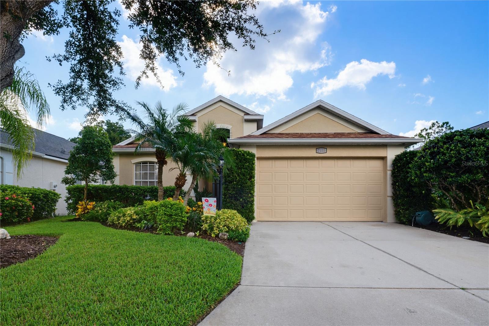 Single Family Residence in BRADENTON, FL - Daniel Dourado