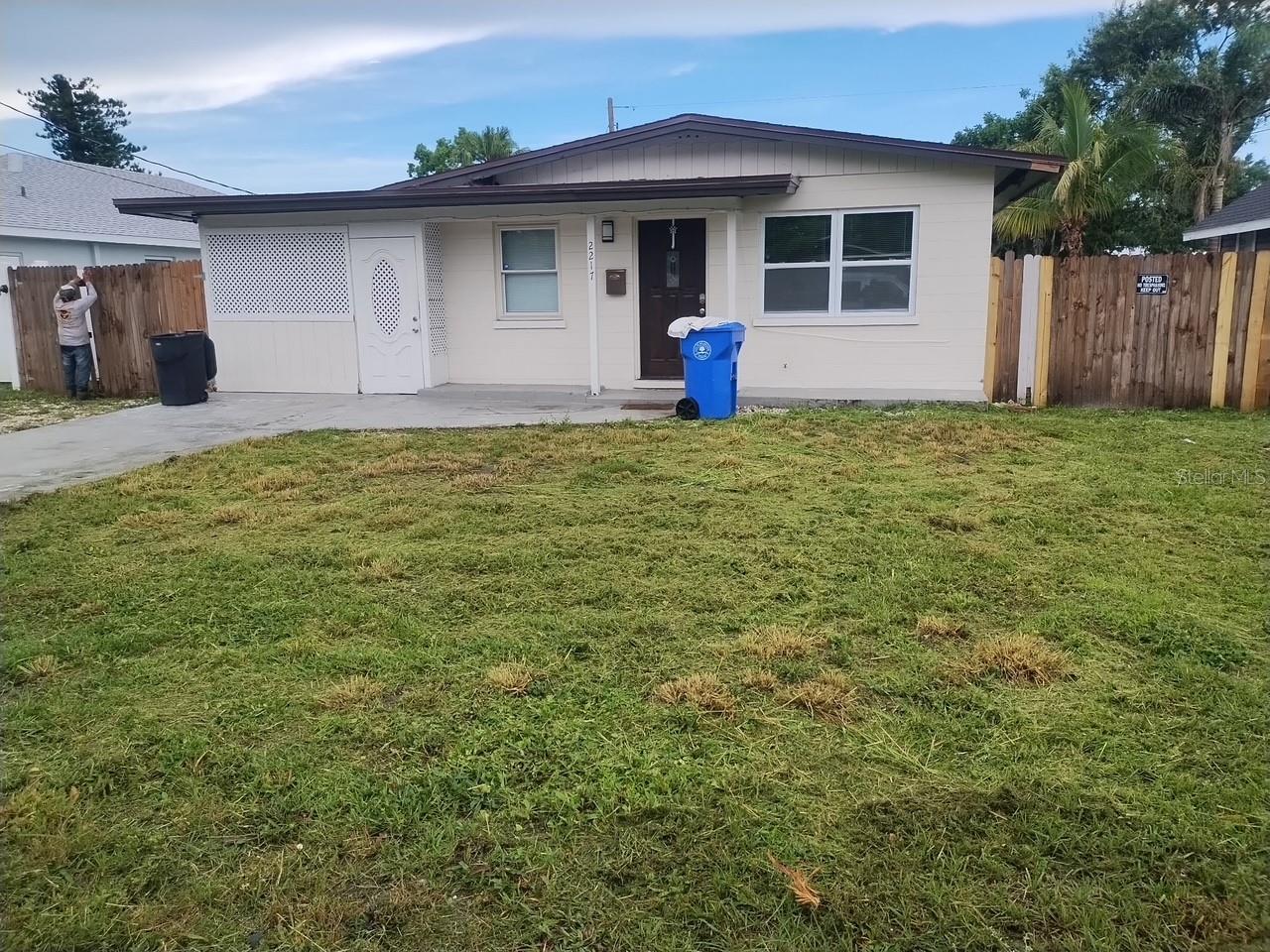 Single Family Residence in BRADENTON, FL - Daniel Dourado
