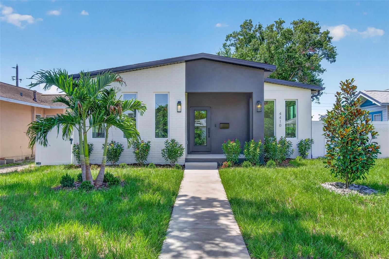 Single Family Residence in ST PETERSBURG, FL - Daniel Dourado