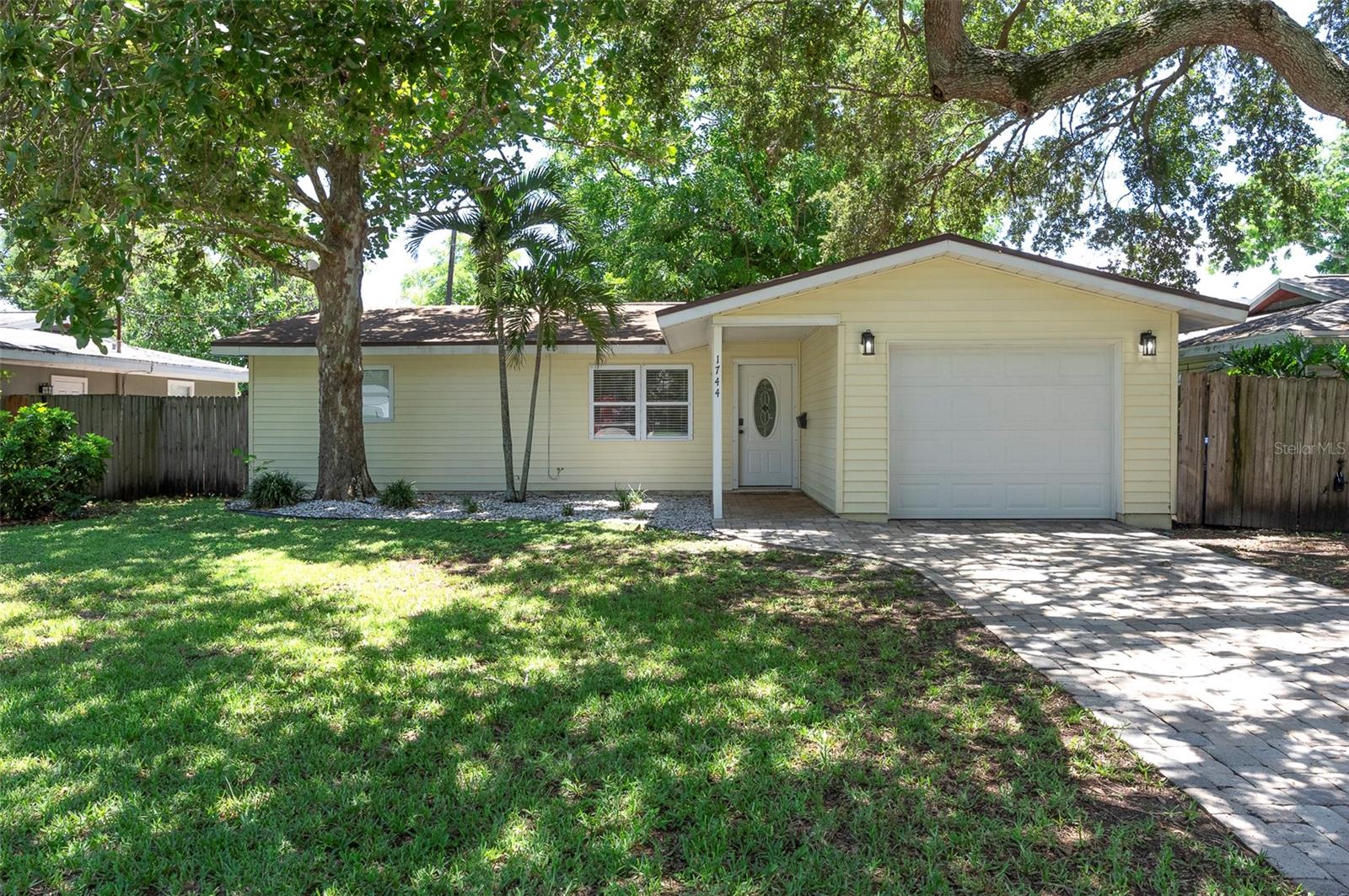 Single Family Residence in ST PETERSBURG, FL - Daniel Dourado