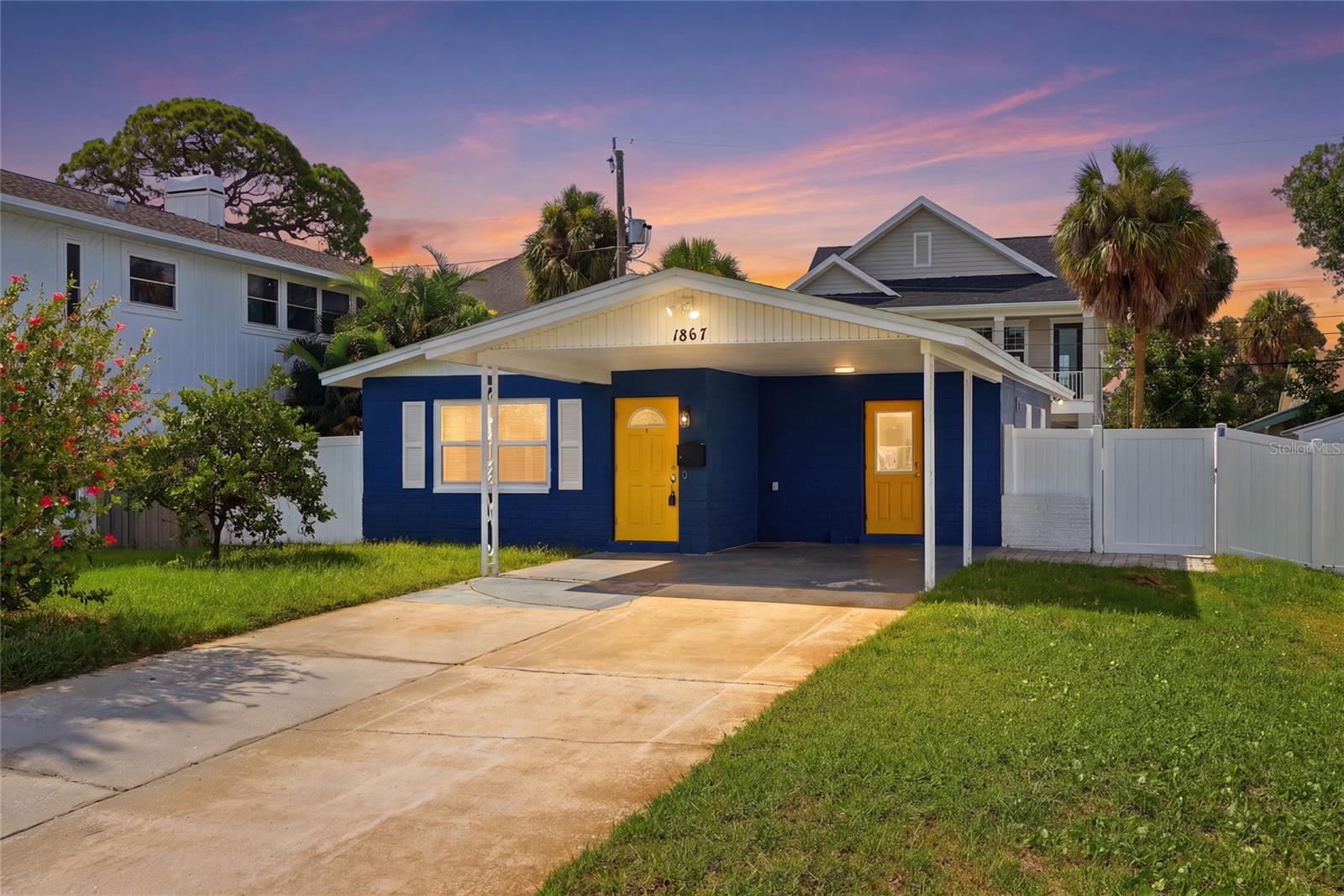 Single Family Residence in ST PETERSBURG, FL - Daniel Dourado