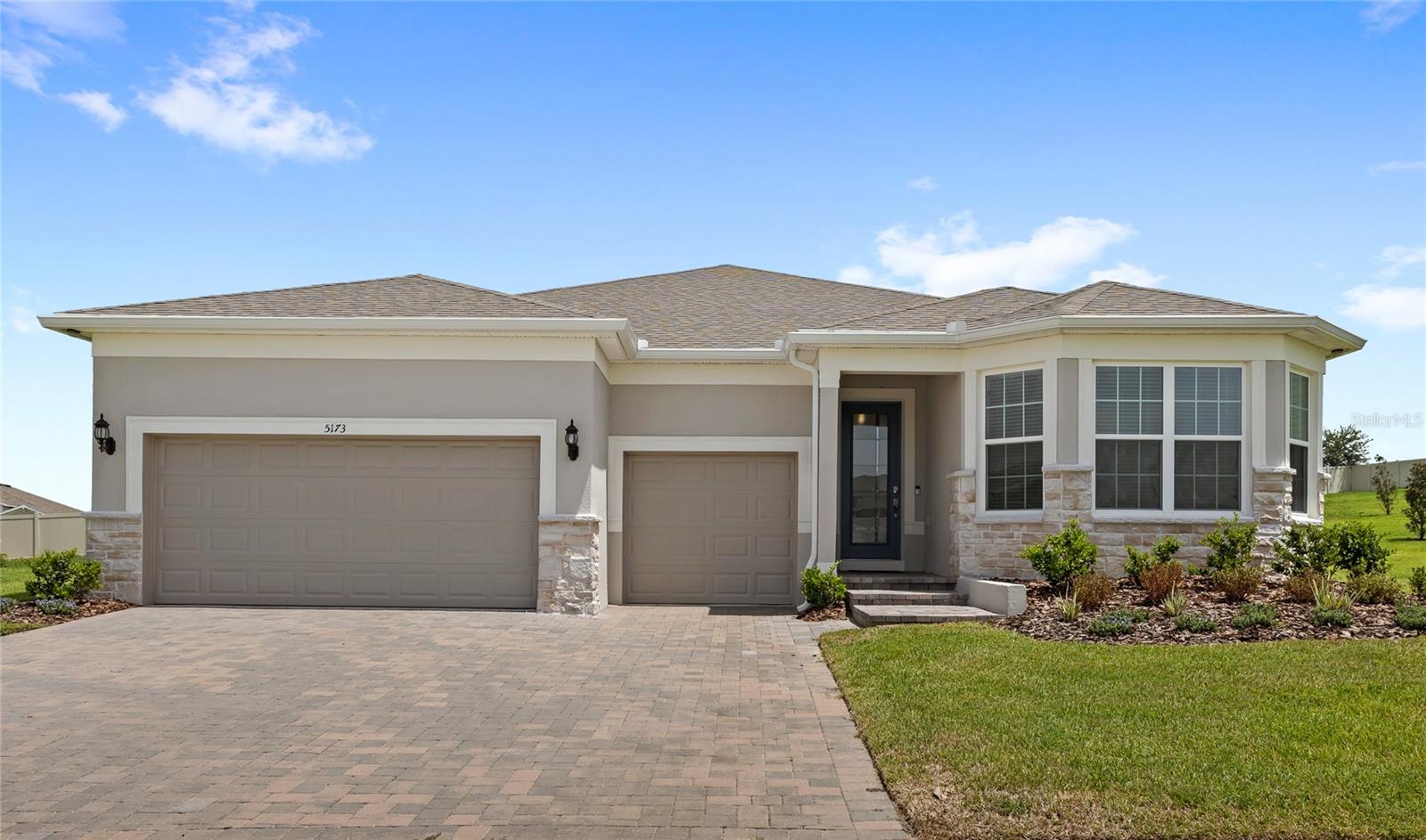Single Family Residence in MOUNT DORA, FL - Daniel Dourado