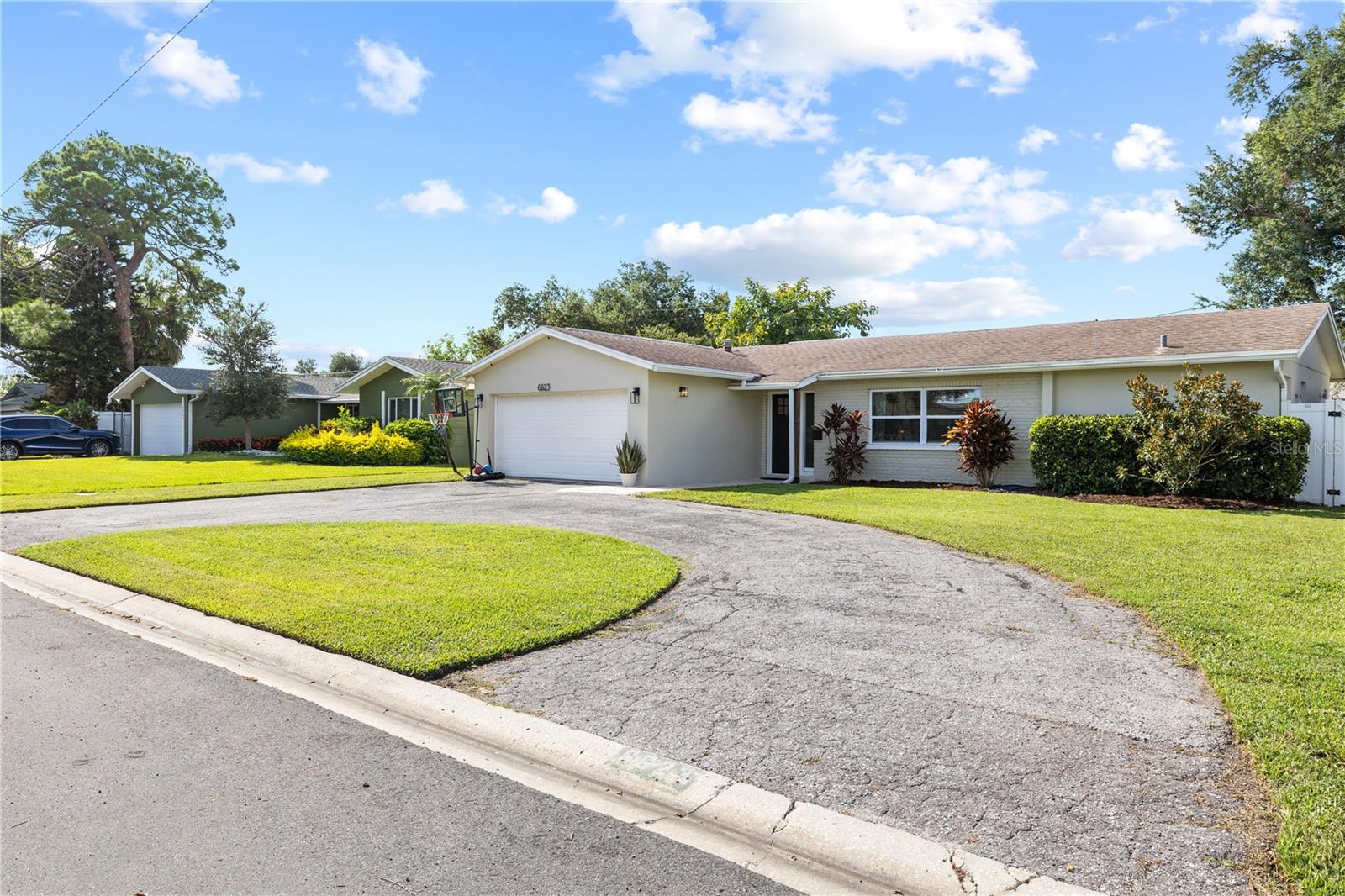 Single Family Residence in ST PETERSBURG, FL - Daniel Dourado