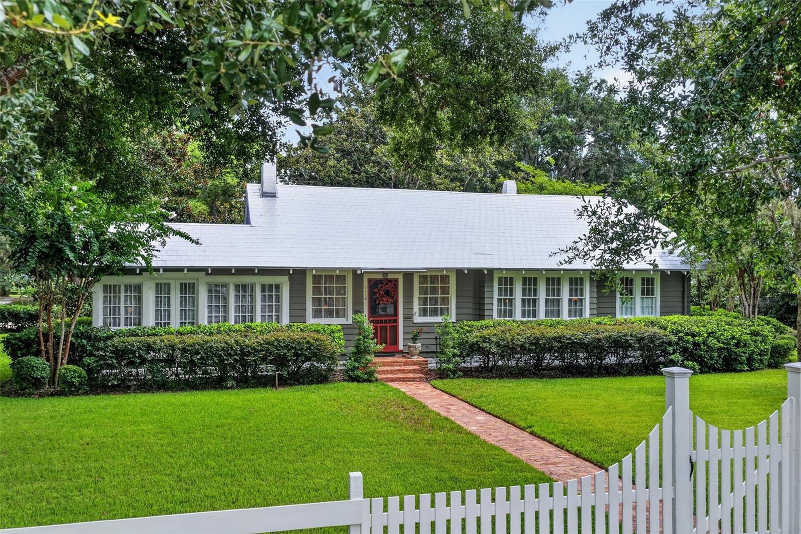 Single Family Residence in MOUNT DORA, FL - Daniel Dourado