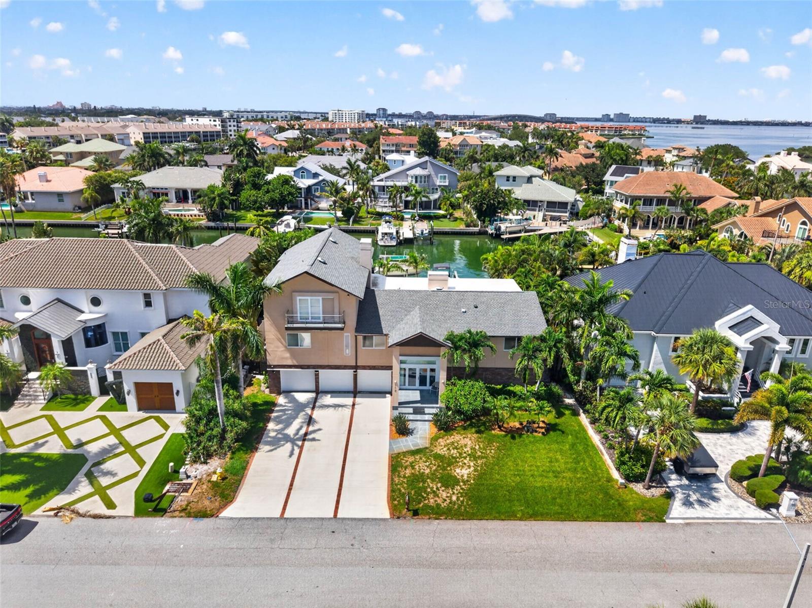 Single Family Residence in ST PETERSBURG, FL - Daniel Dourado
