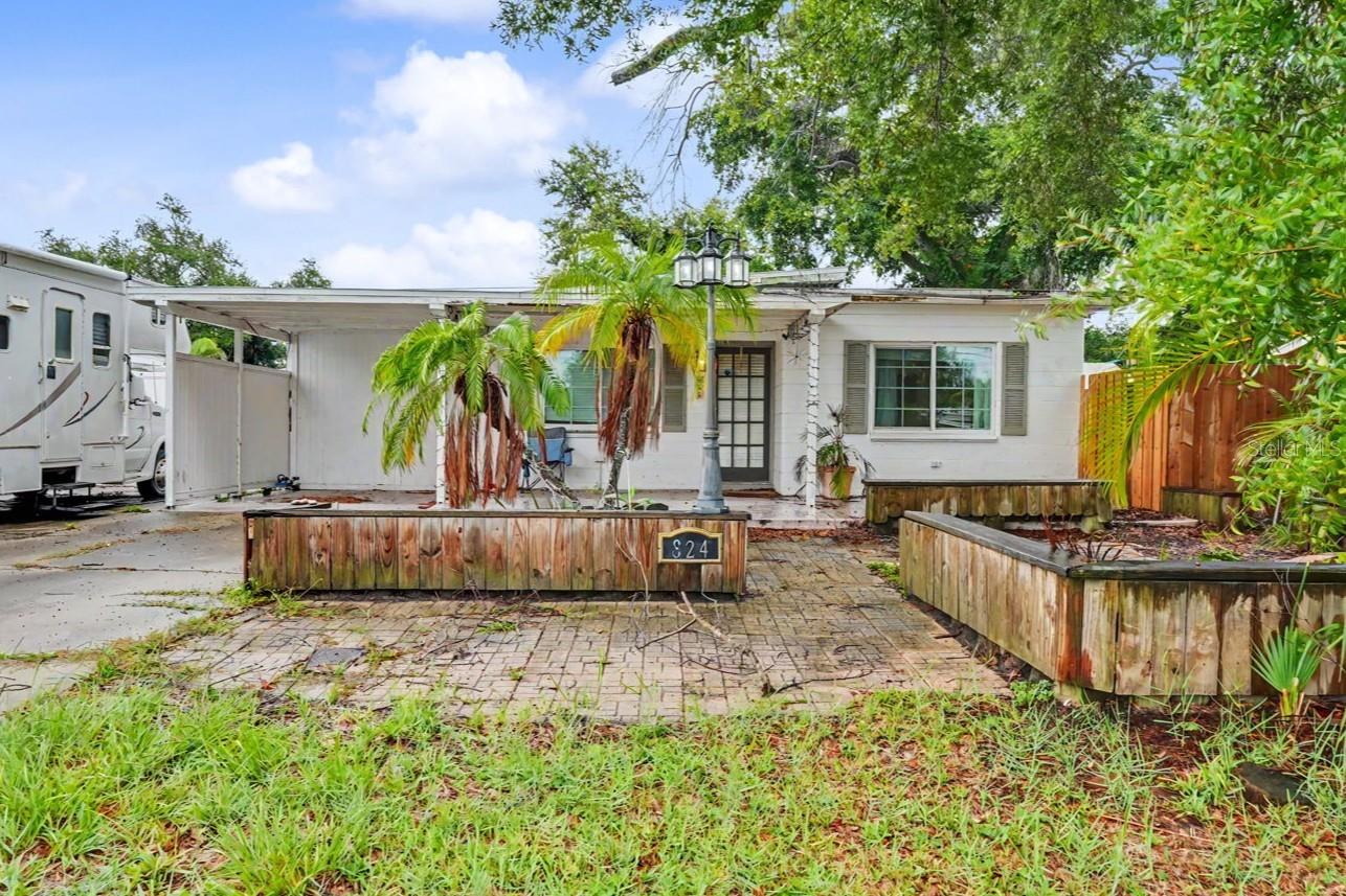 Single Family Residence in ST PETERSBURG, FL - Daniel Dourado