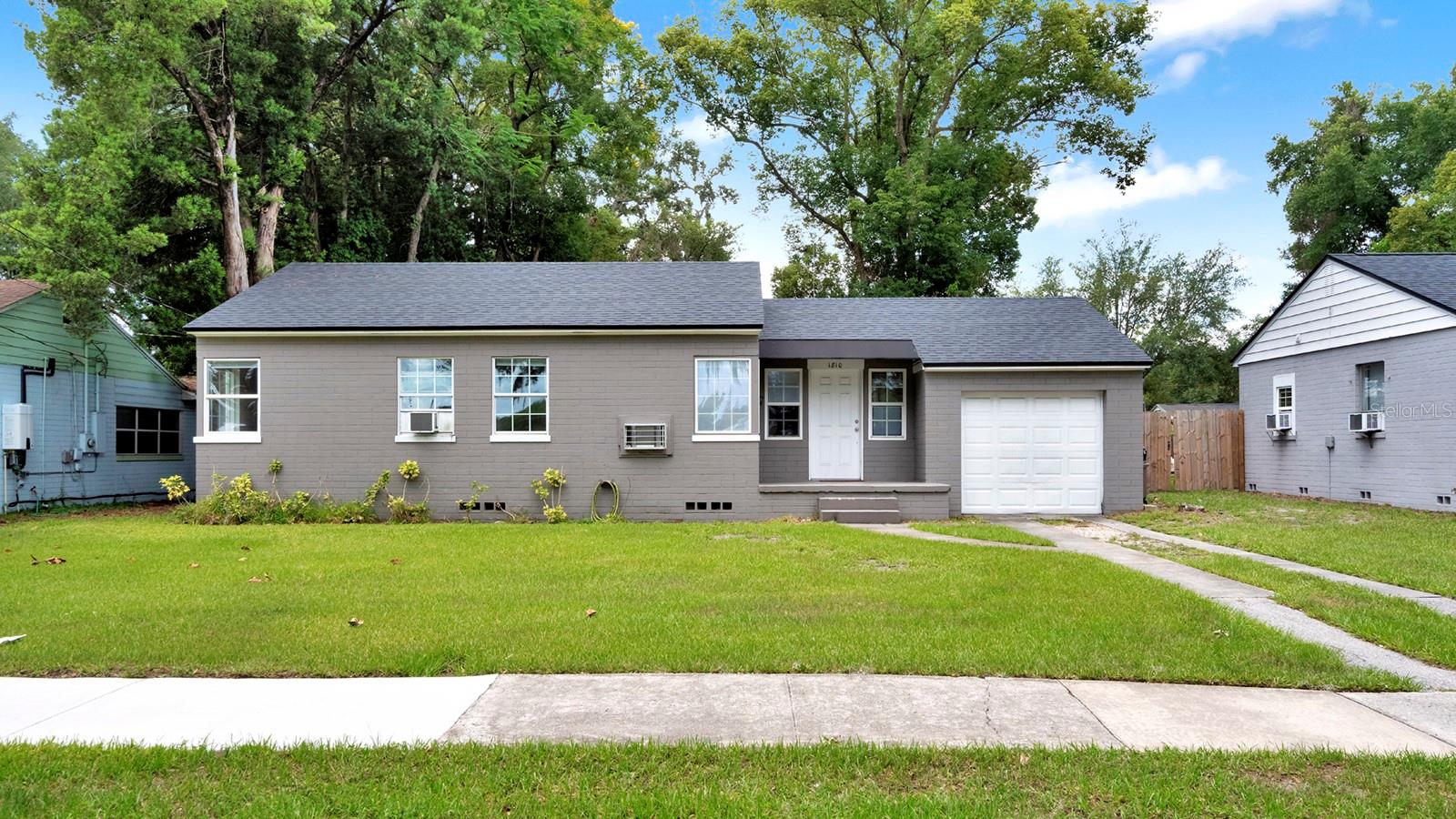 Single Family Residence in ORLANDO, FL - Daniel Dourado