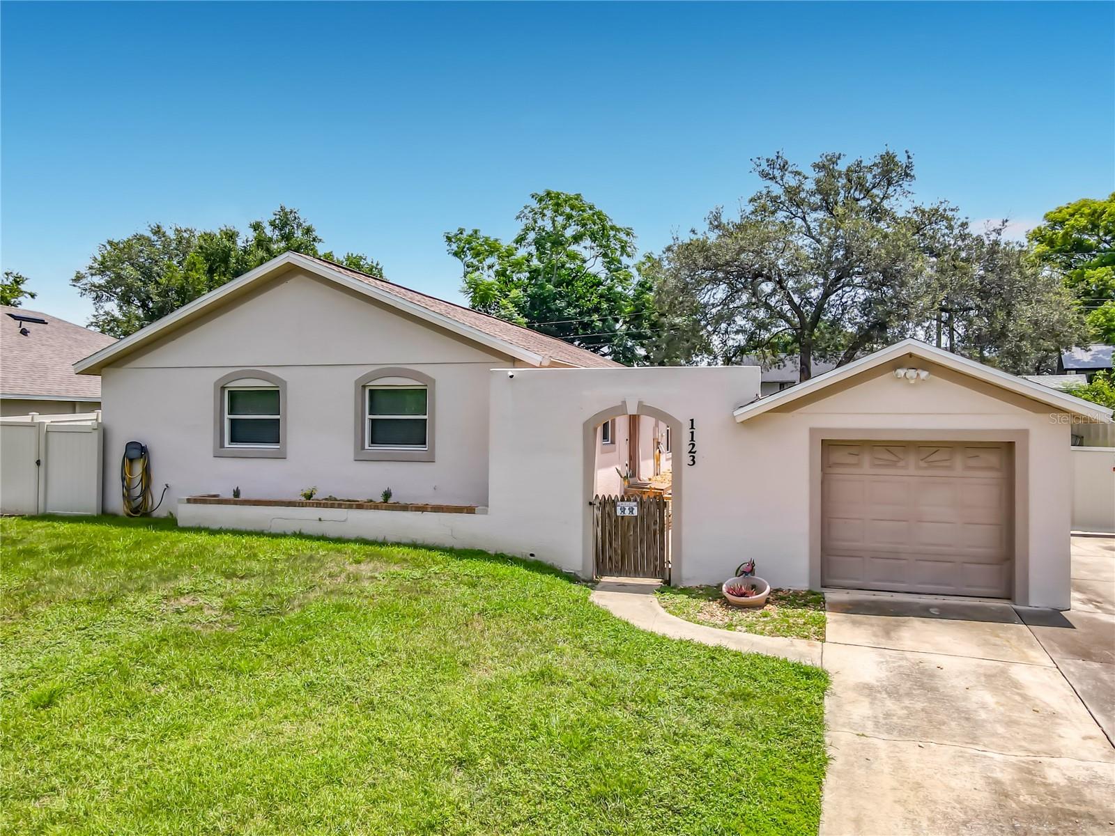 Single Family Residence in DELTONA, FL - Daniel Dourado