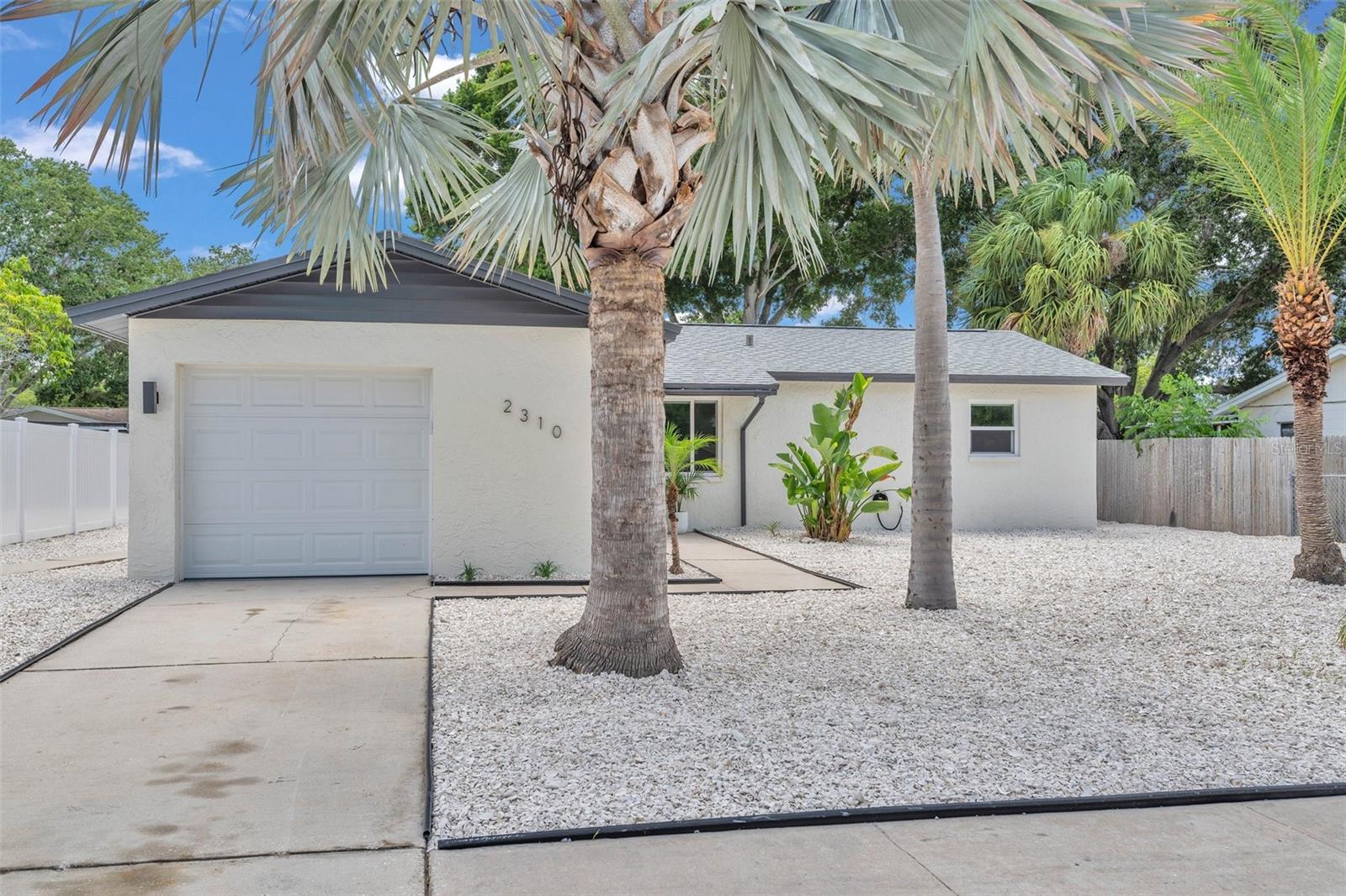 Single Family Residence in LARGO, FL - Daniel Dourado