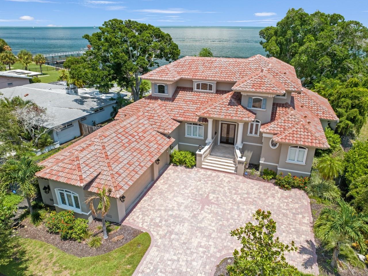 Single Family Residence in ST PETERSBURG, FL - Daniel Dourado