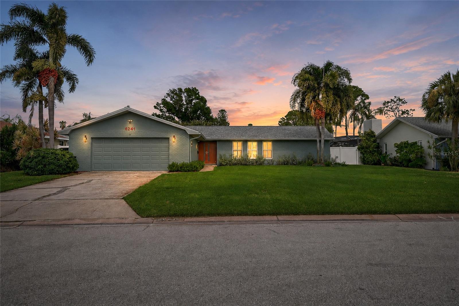 Single Family Residence in ST PETERSBURG, FL - Daniel Dourado