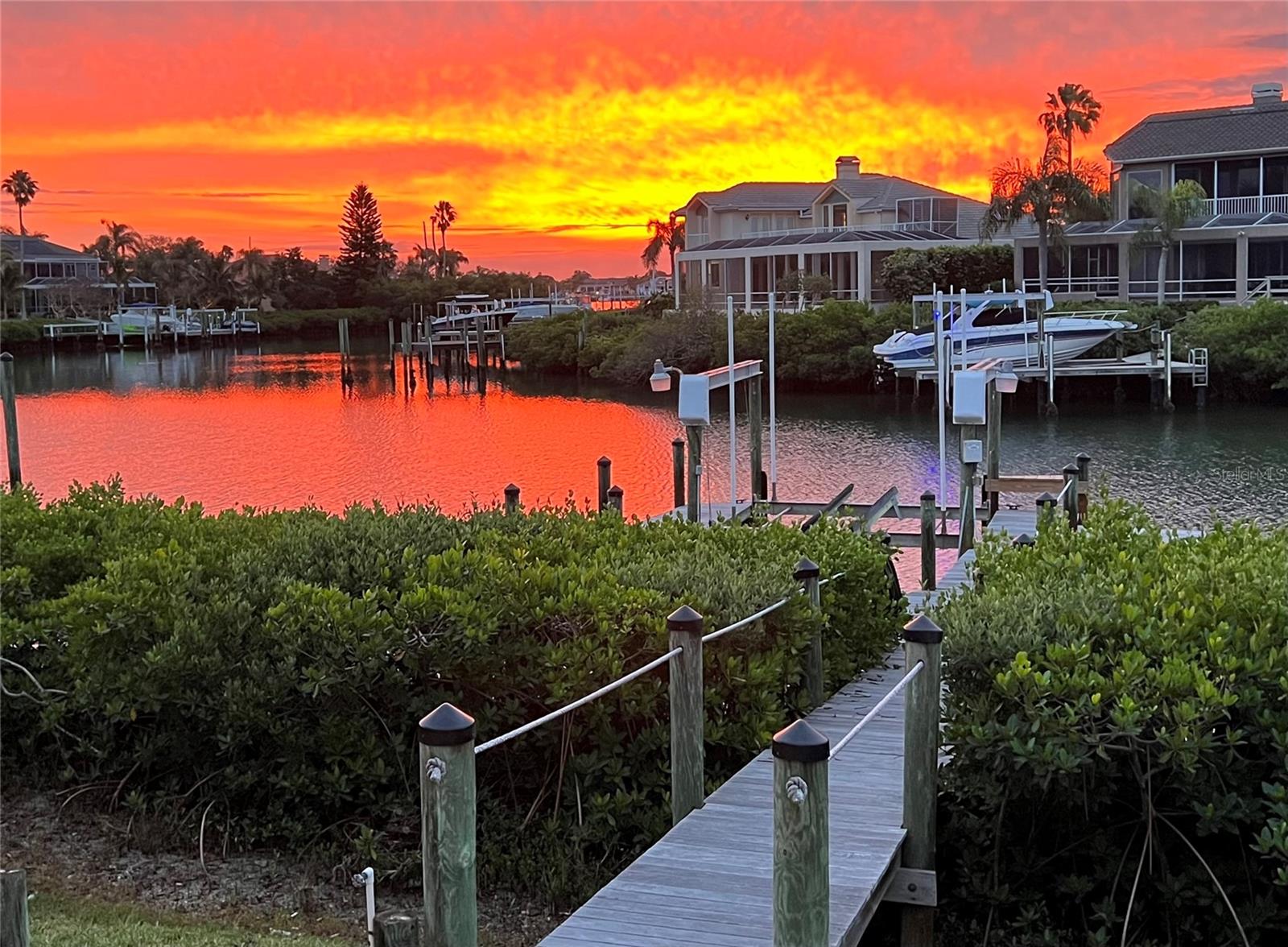 Single Family Residence in APOLLO BEACH, FL - Daniel Dourado