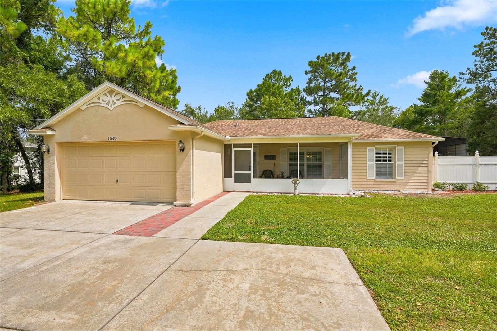 Single Family Residence in WEEKI WACHEE, FL - Daniel Dourado