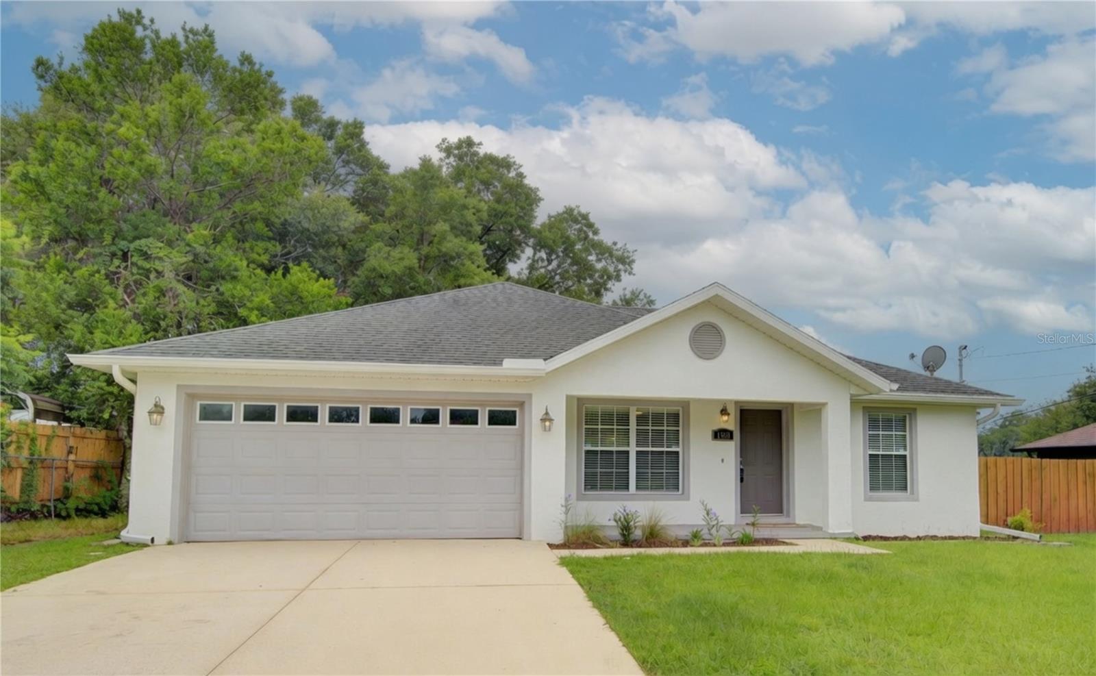 Single Family Residence in DELAND, FL - Daniel Dourado