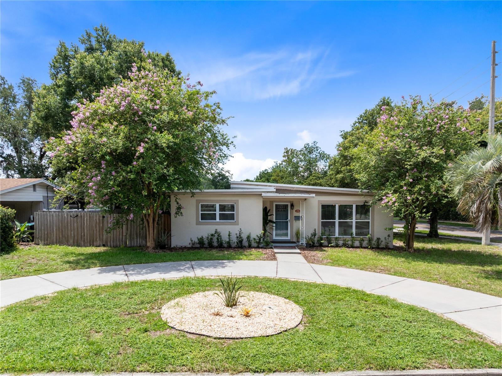 Single Family Residence in ORLANDO, FL - Daniel Dourado
