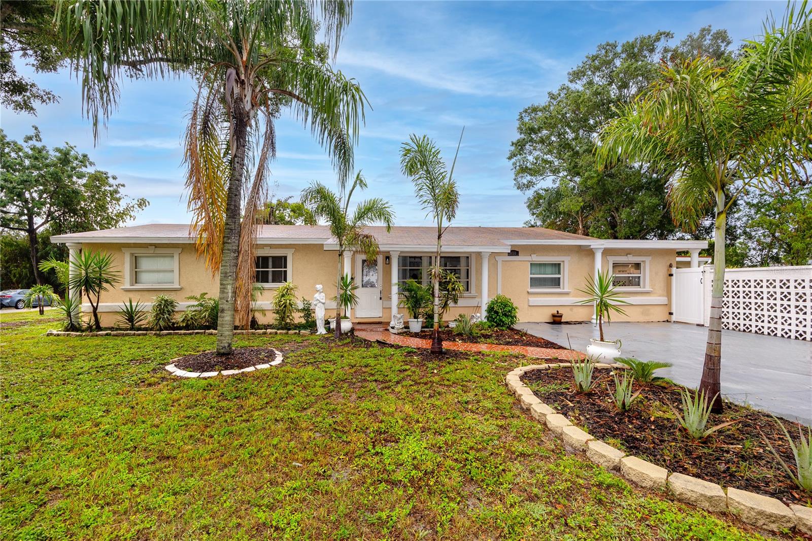 Single Family Residence in ST PETERSBURG, FL - Daniel Dourado