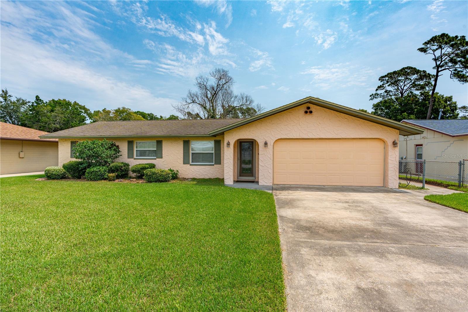 Single Family Residence em SOUTH DAYTONA, FL - Daniel Dourado