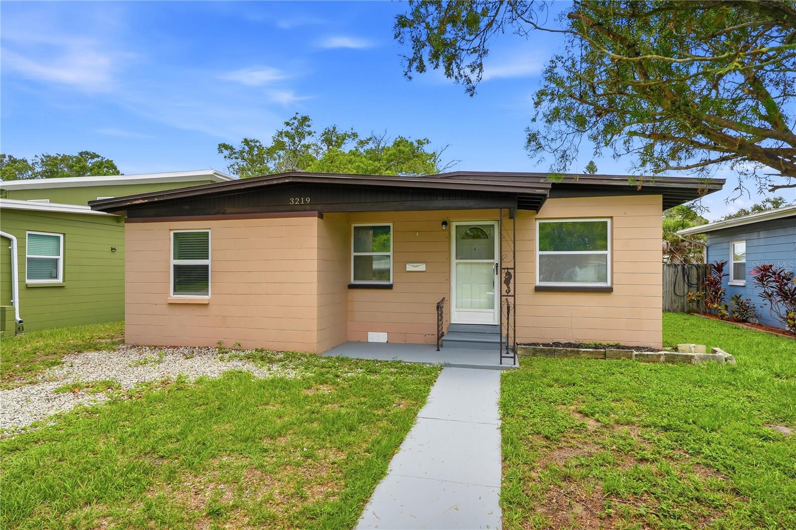Single Family Residence in ST PETERSBURG, FL - Daniel Dourado