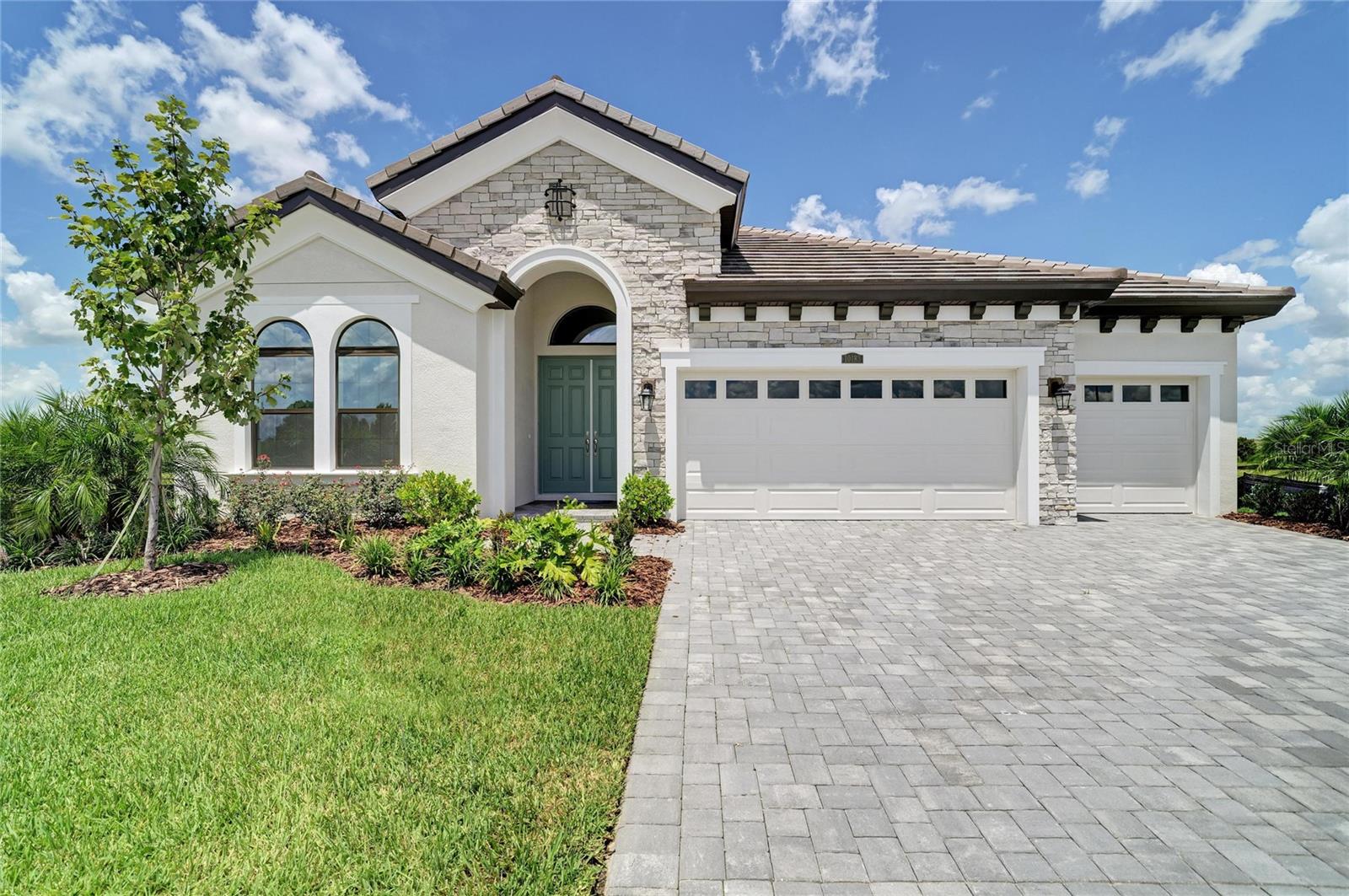 Single Family Residence in SAN ANTONIO, FL - Daniel Dourado