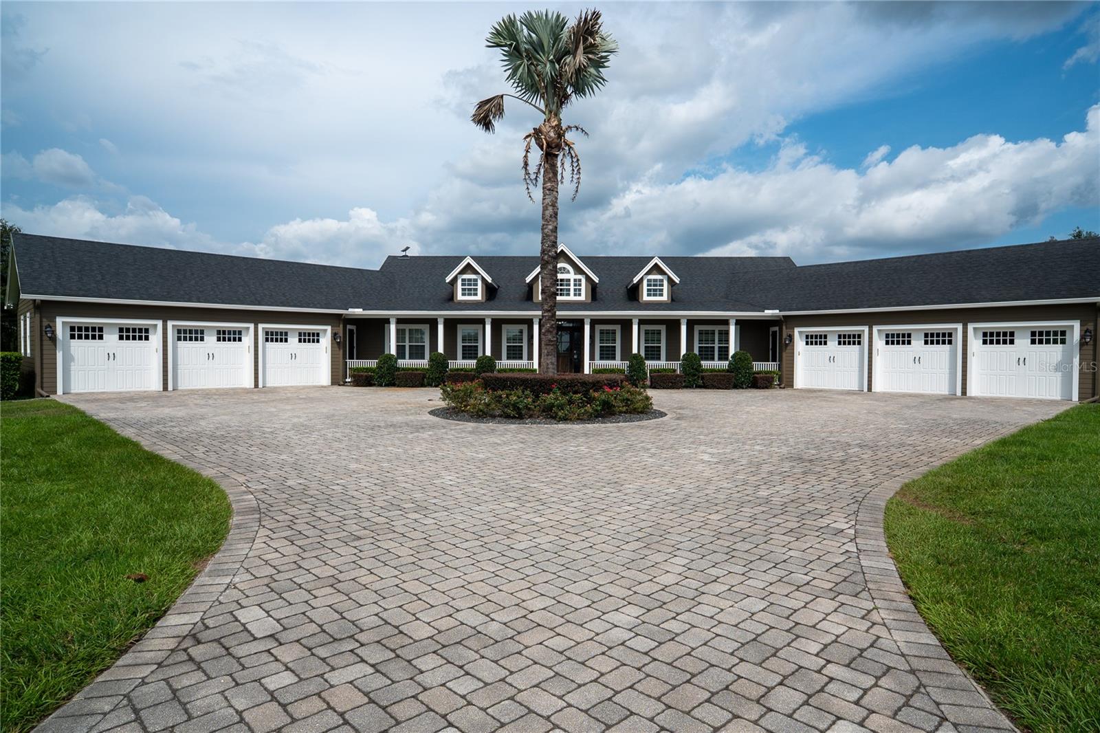 Single Family Residence in GROVELAND, FL - Daniel Dourado