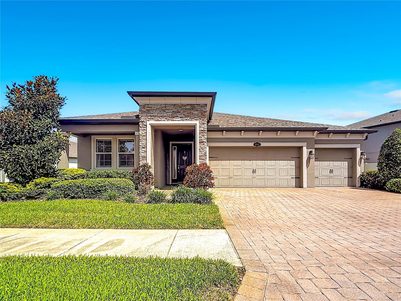 Single Family Residence in LUTZ, FL - Daniel Dourado