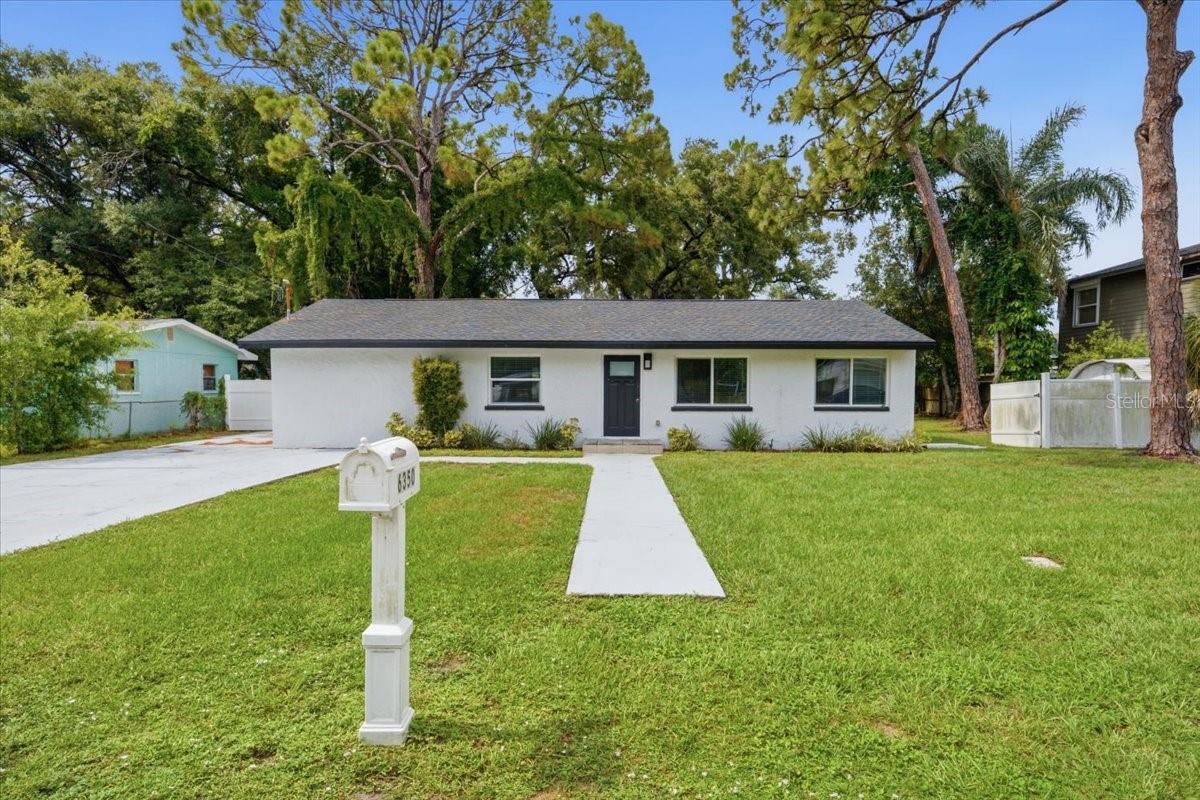 Single Family Residence in ST PETERSBURG, FL - Daniel Dourado