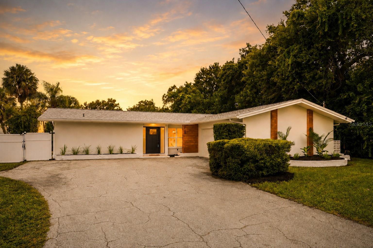Single Family Residence in LARGO, FL - Daniel Dourado