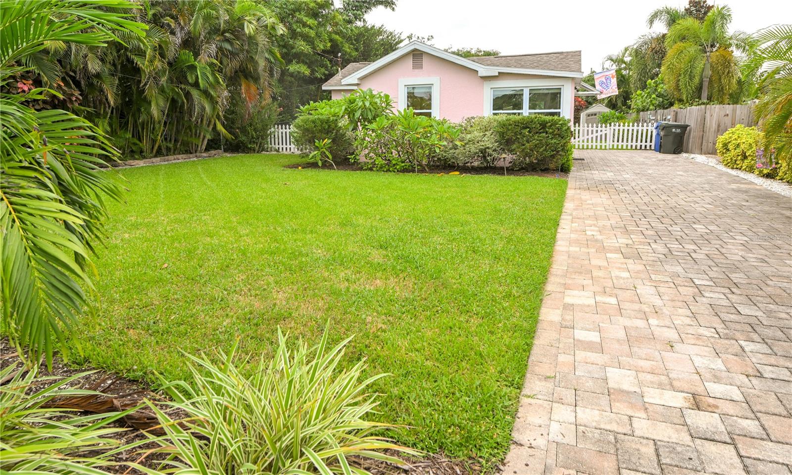 Single Family Residence in BELLEAIR BLUFFS, FL - Daniel Dourado