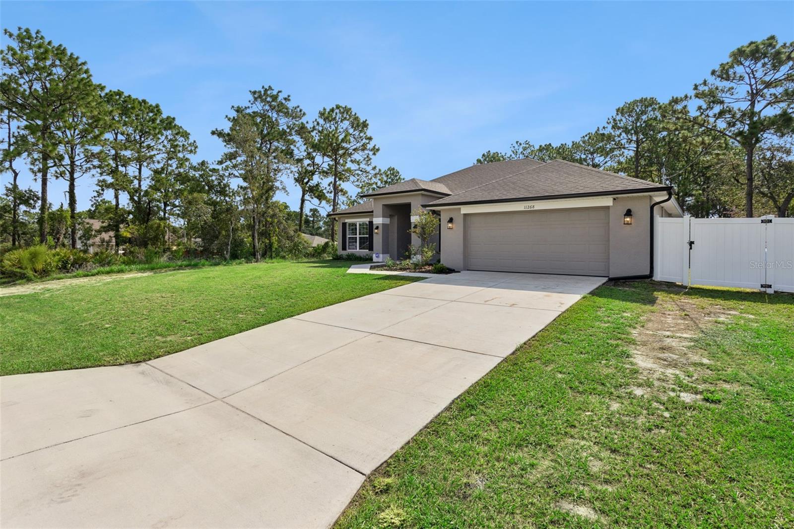 Single Family Residence in WEEKI WACHEE, FL - Daniel Dourado