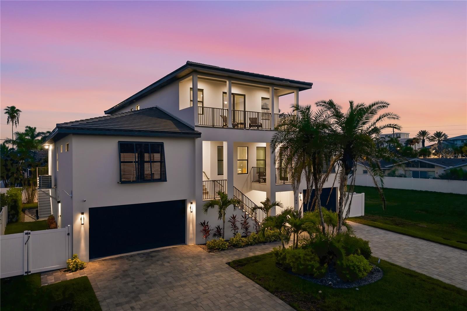 Single Family Residence in BELLEAIR BEACH, FL - Daniel Dourado