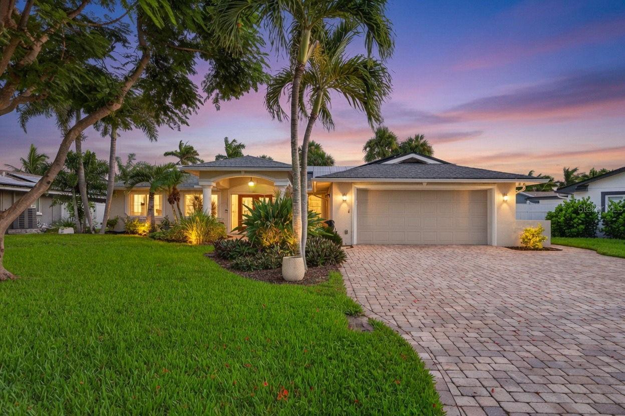 Single Family Residence in ST PETERSBURG, FL - Daniel Dourado