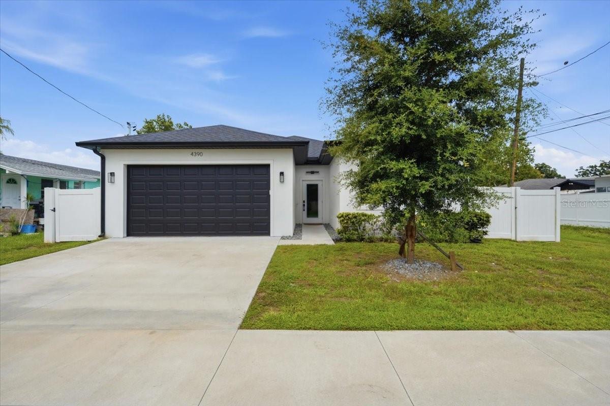 Single Family Residence in ST PETERSBURG, FL - Daniel Dourado