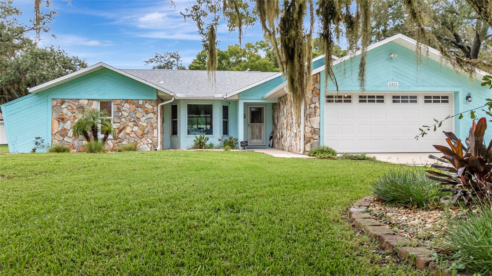 Single Family Residence em SPRING HILL, FL - Daniel Dourado