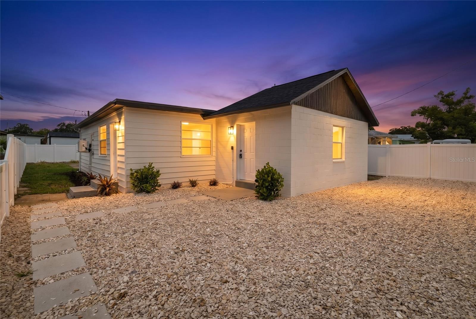 Single Family Residence in TAMPA, FL - Daniel Dourado